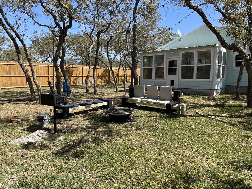 a view of a house with backyard