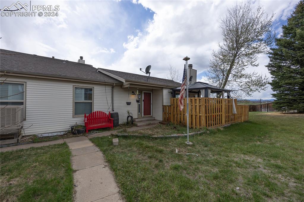 a view of a house with a yard