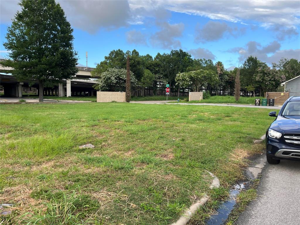 a view of a house with backyard