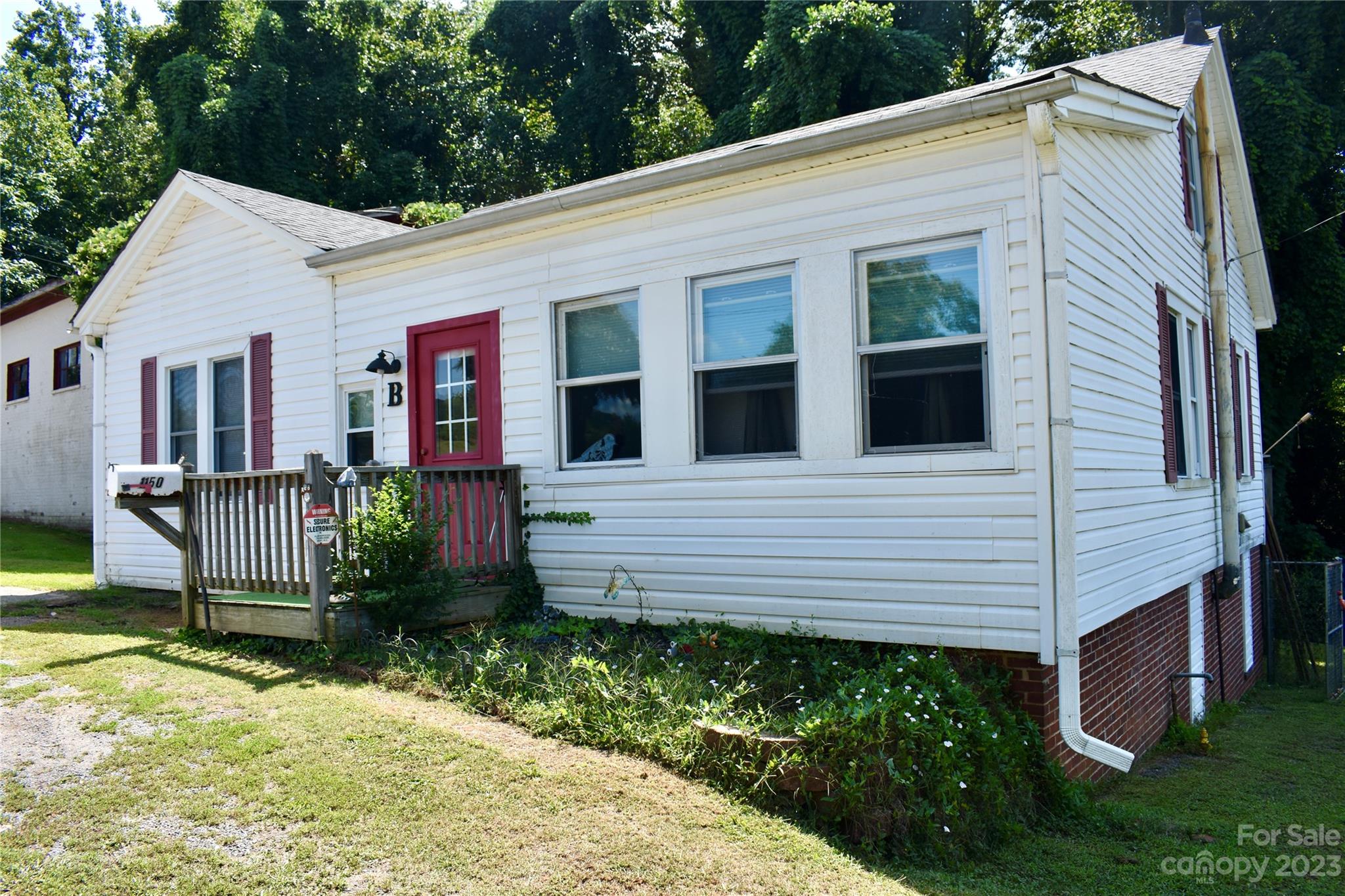 a view of a house with backyard and plants