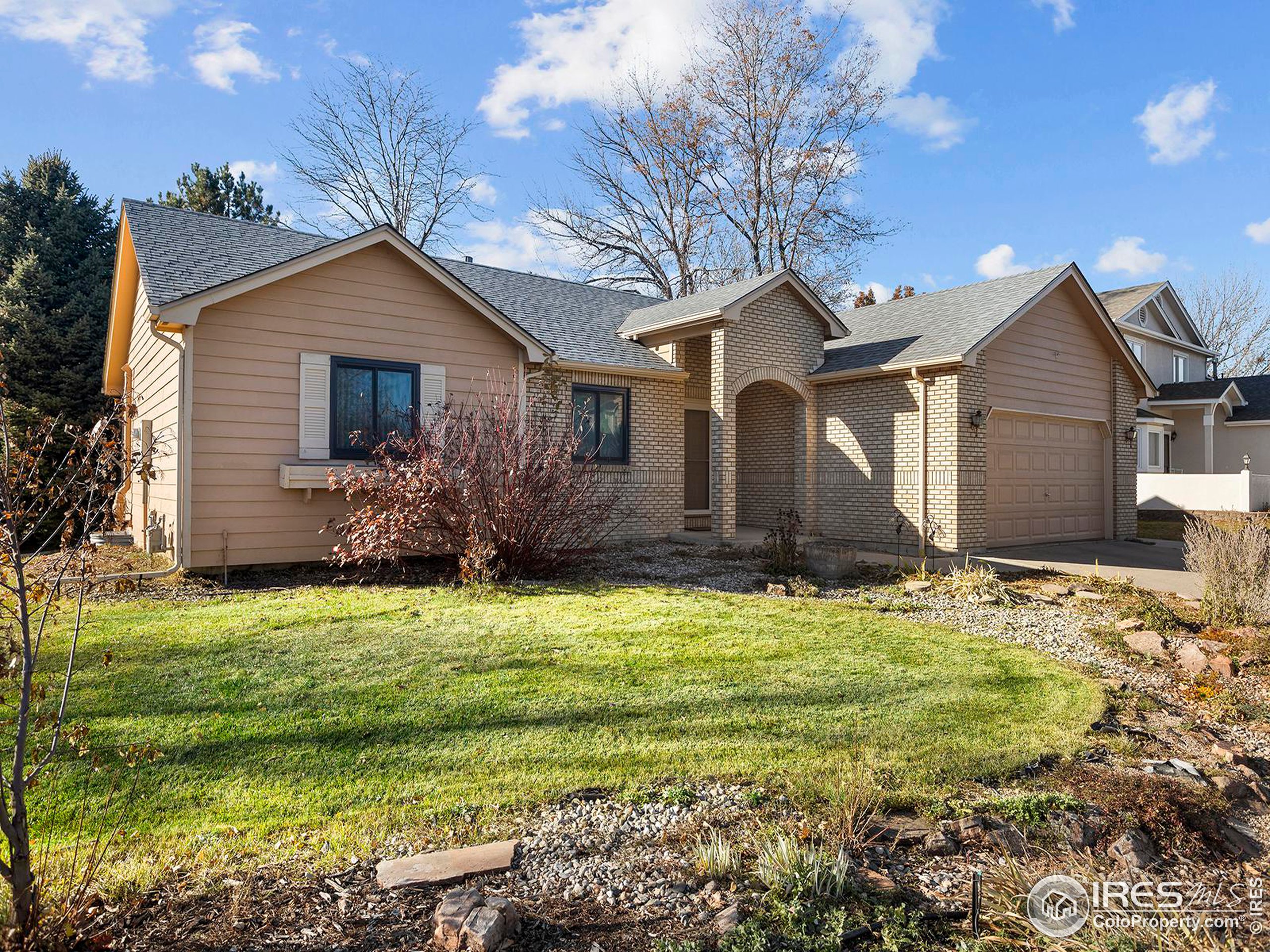 a front view of house with yard and garage