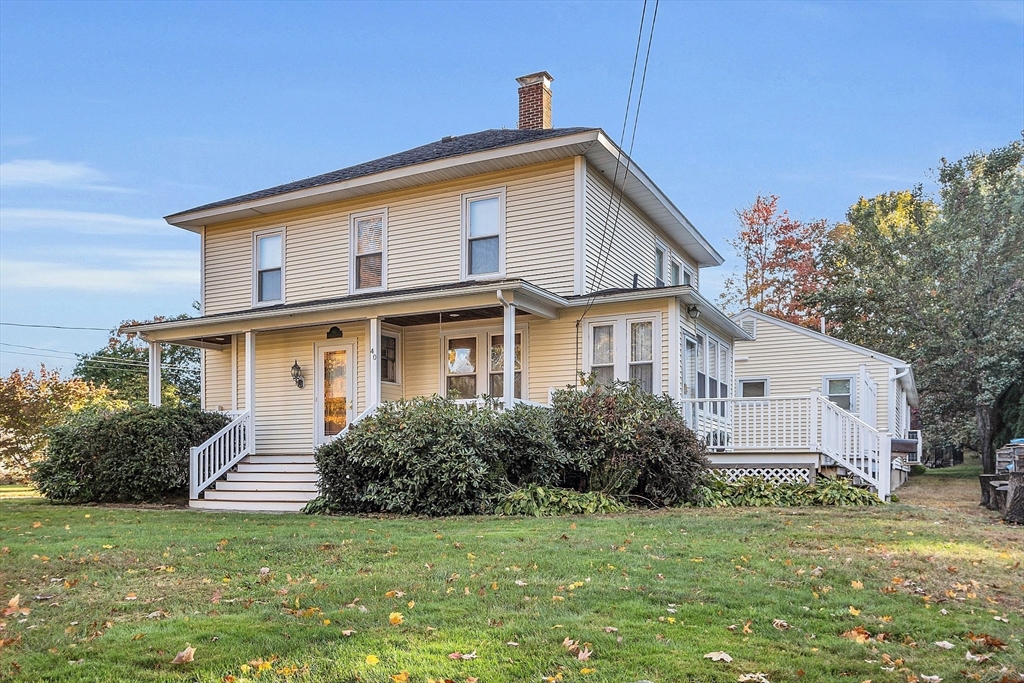 a view of a house with a yard