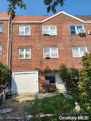 a brick building that has a lots of windows in it