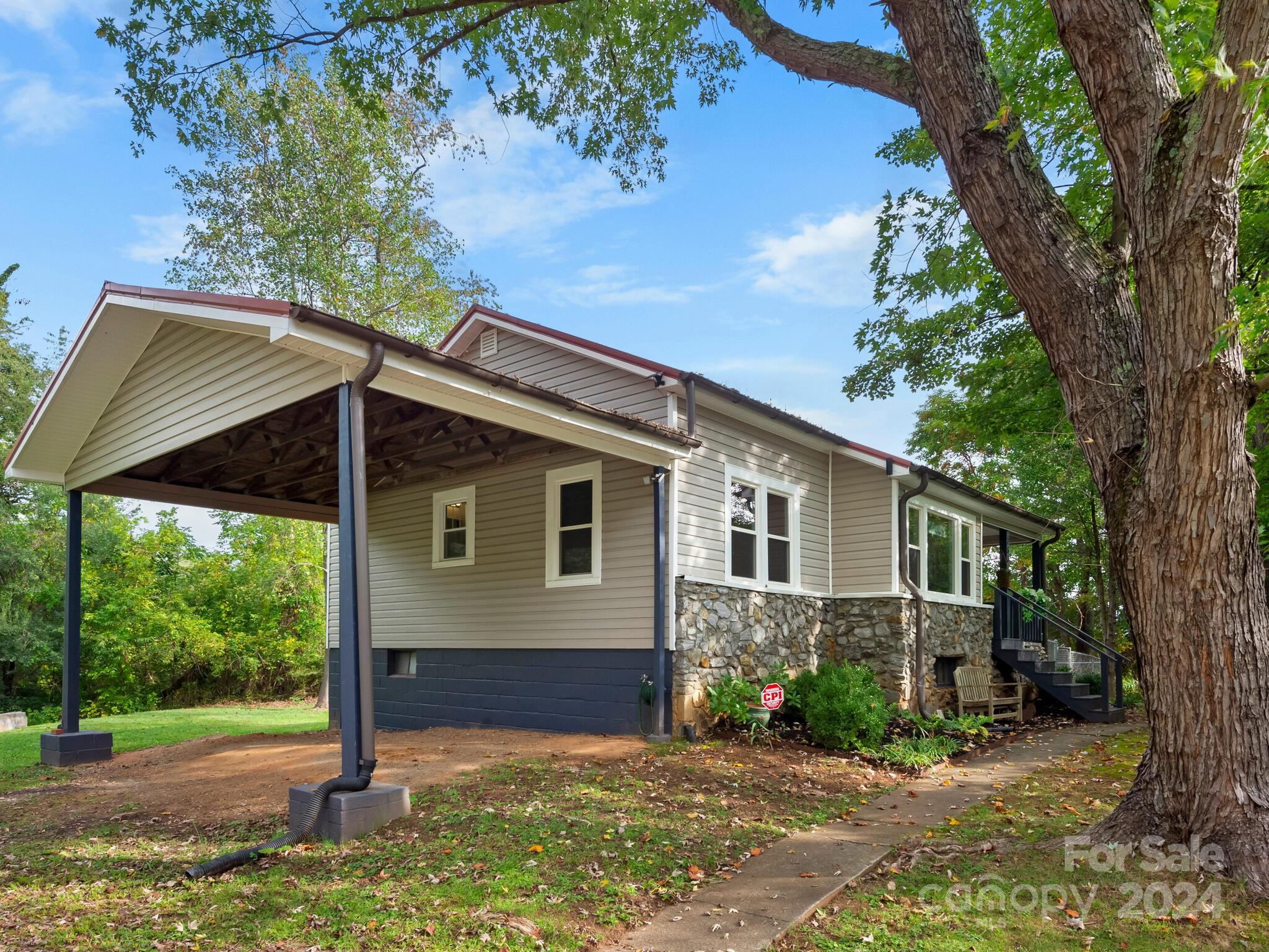 a view of a house with a yard