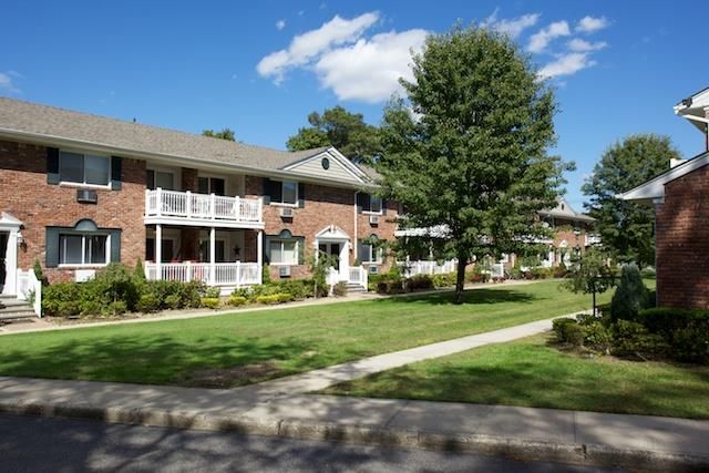 $2,570 | 16 Garfield Avenue, Unit 28C | Sayville