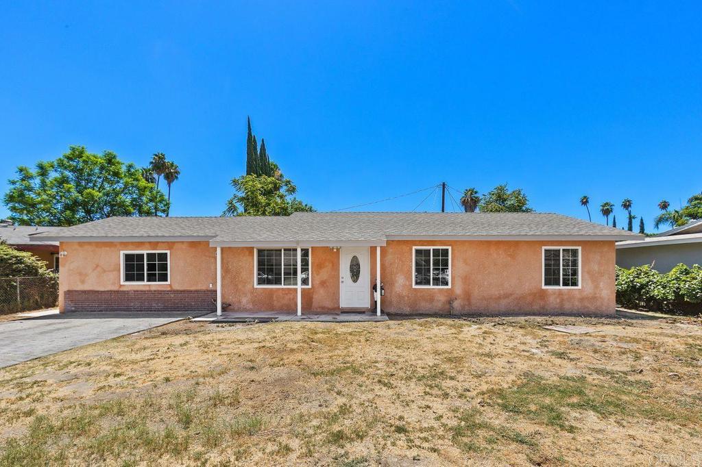 front view of house with a yard