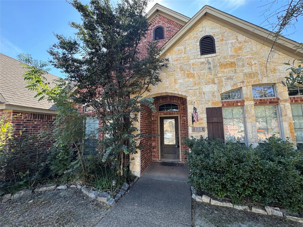 a view of front of a house with a yard