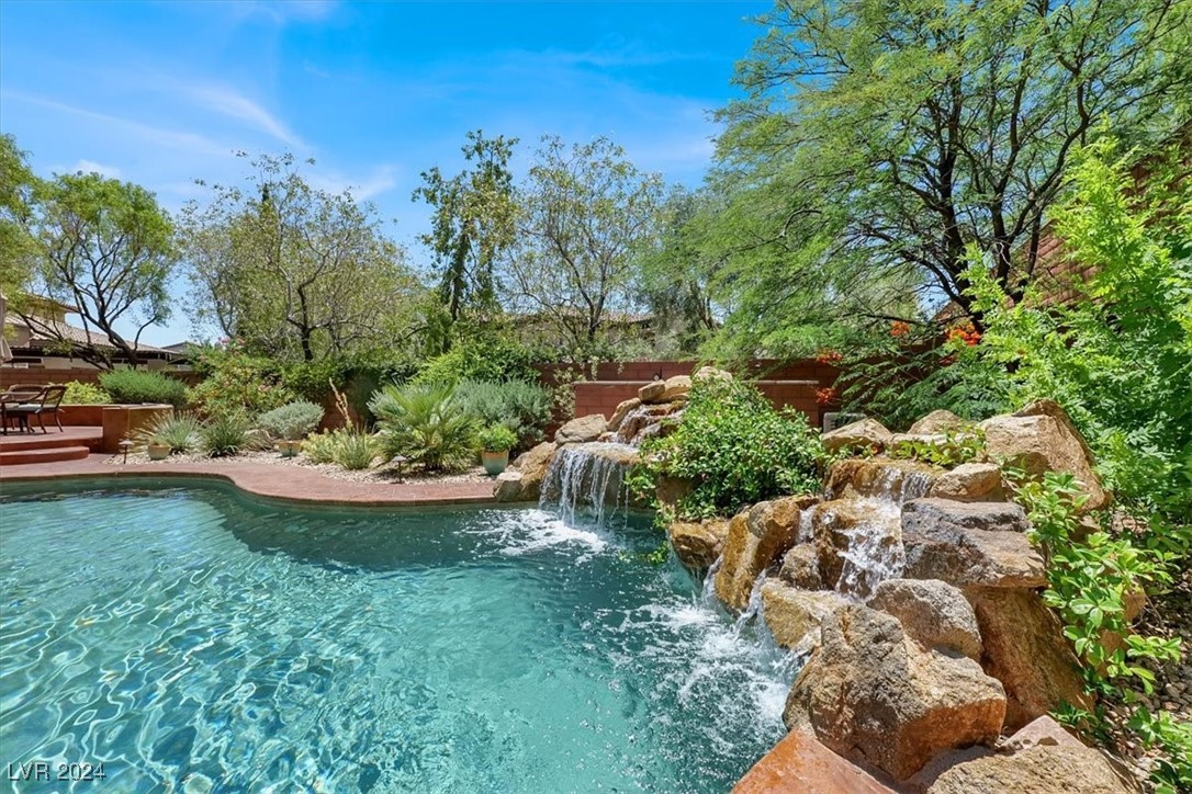 Beautiful pool, jacuzzi and 2 water falls to enjoy