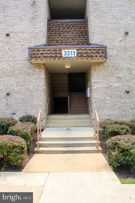 a view of entryway with kitchen