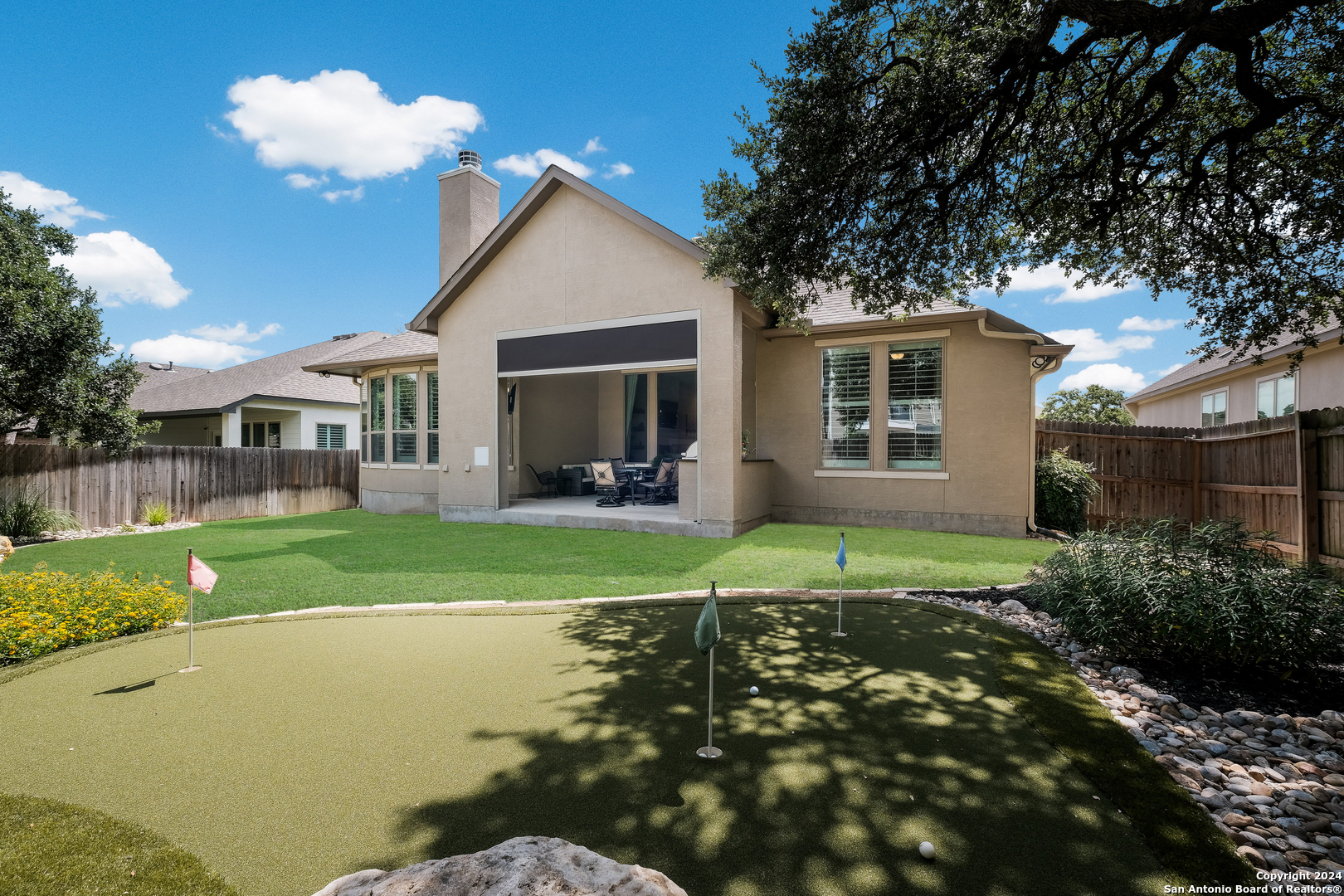 a view of a house with a yard