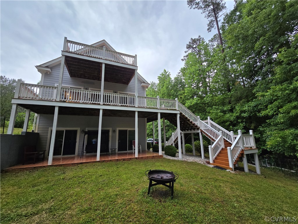 a view of an house with backyard space and balcony