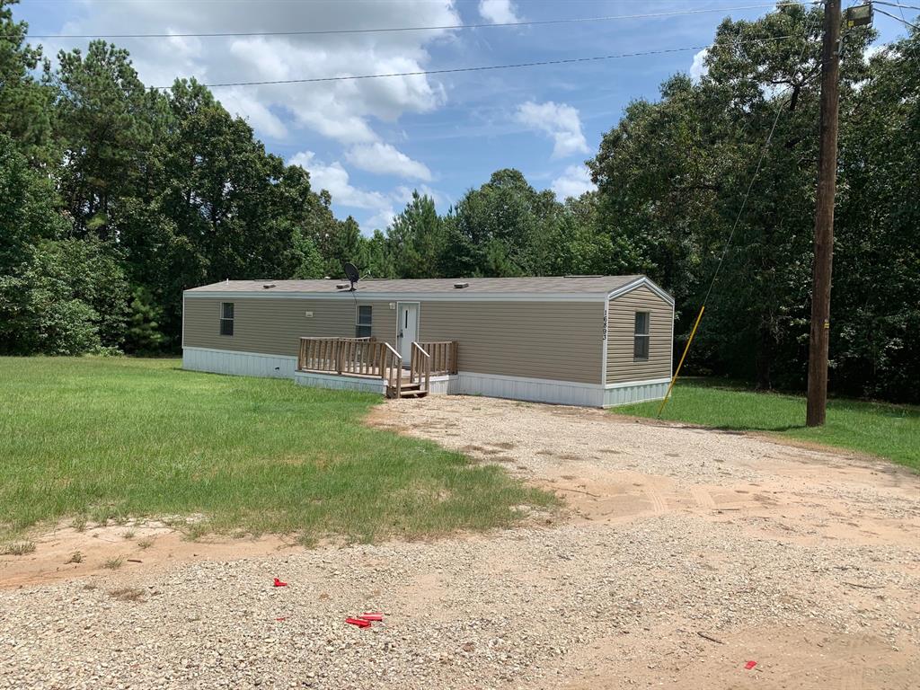 a view of a house with backyard