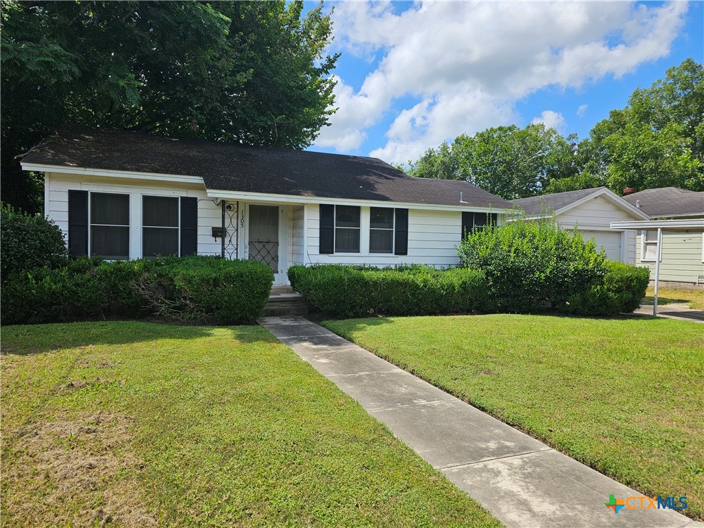 a view of a house with a yard