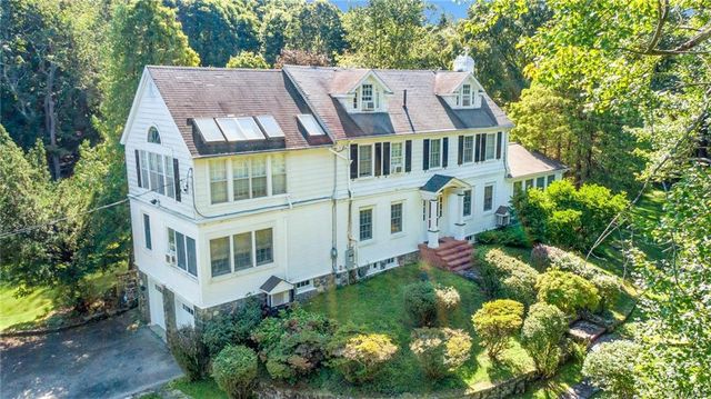 $1,250,000 | 20 Watch Hill Road | Chimney Corners