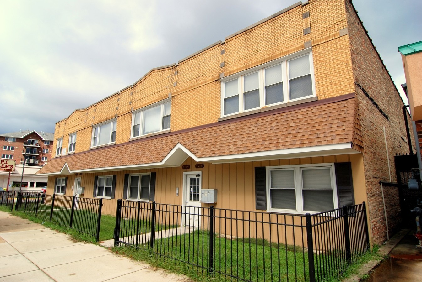 a view of a large brick building