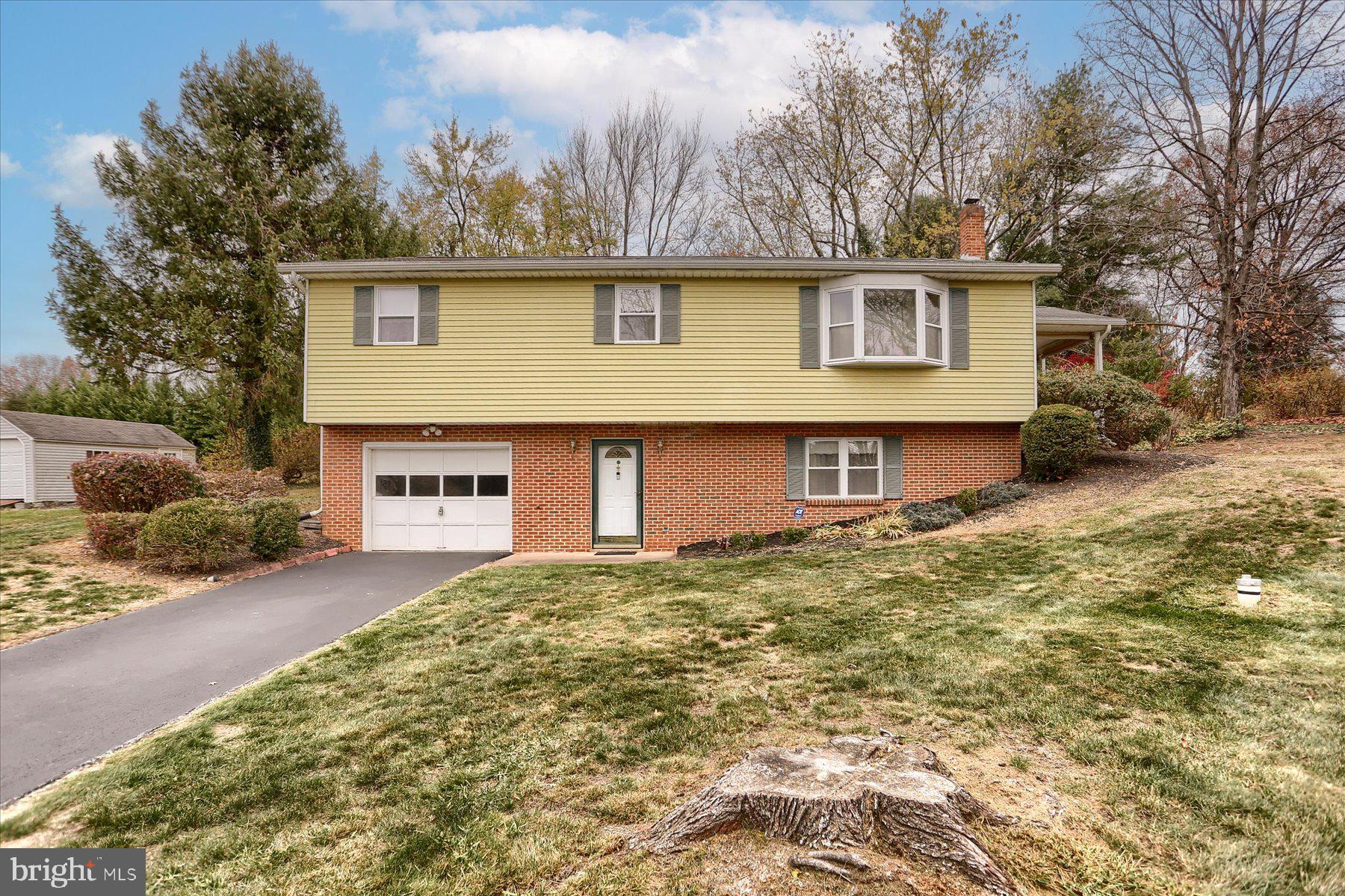 a view of a house with a yard