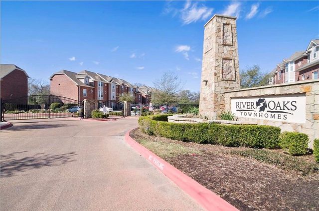 $1,450 | 305 Holleman Drive East, Unit 605 | River Oaks Townhomes