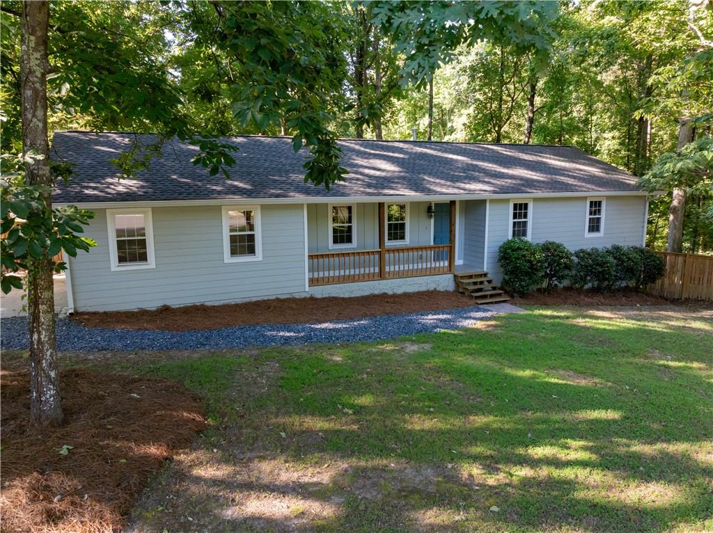 a view of a house with a yard