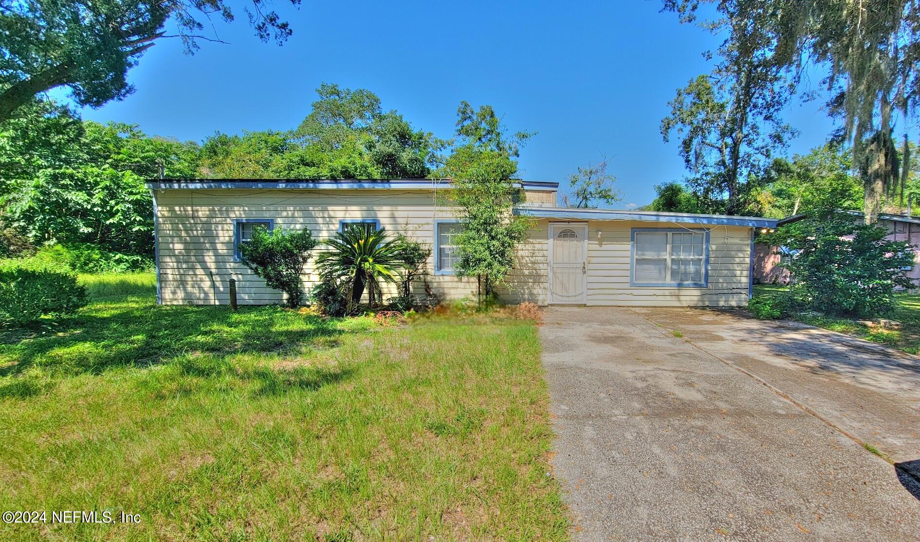 front view of house with a yard