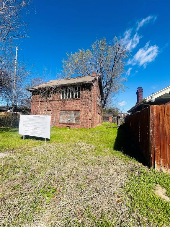 a view of a back yard of the house