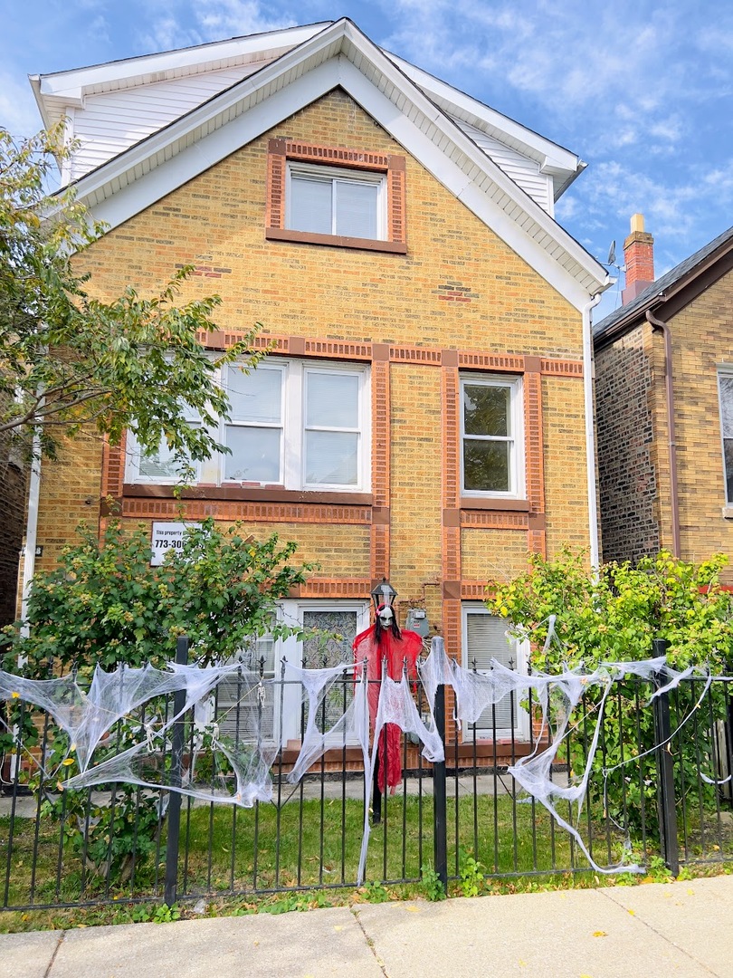 a view of front a house with a yard