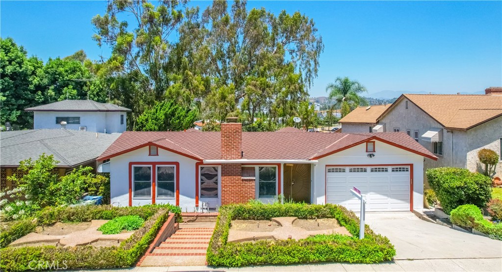 a view of a big yard in front of house