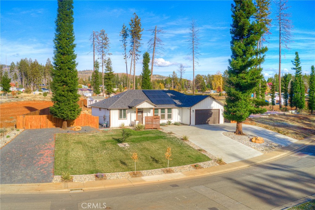 a view of a house with backyard and tree