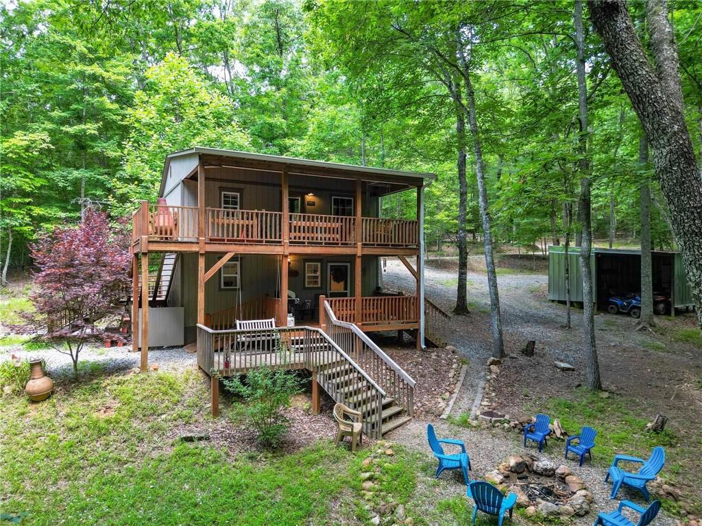 a view of a house with backyard