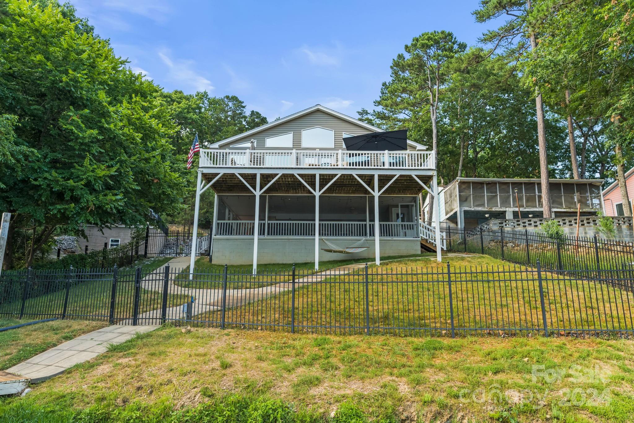 a view of a house with backyard