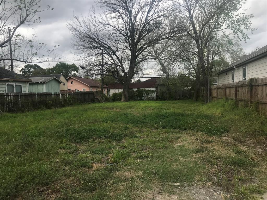 a view of a yard with a house