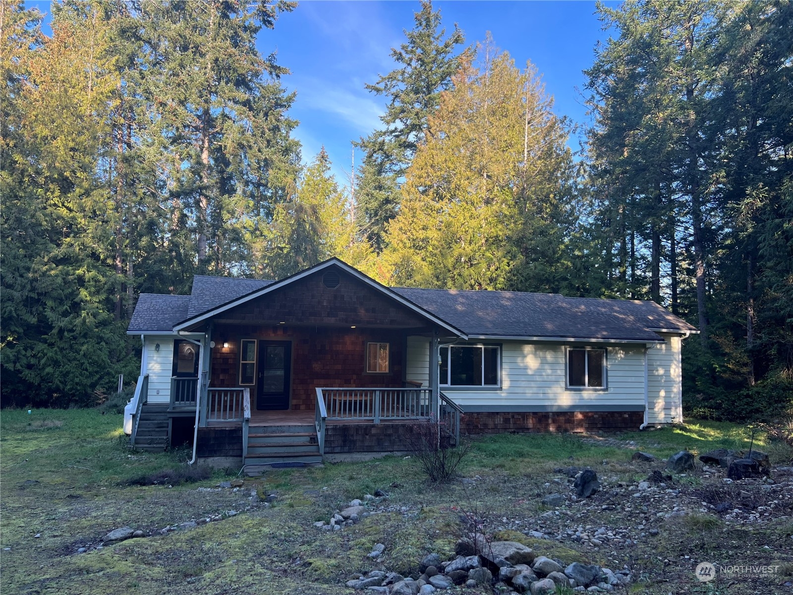 a view of a house with a yard