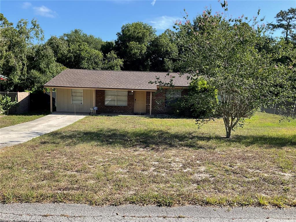 a view of a house with a yard