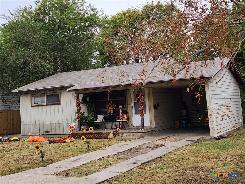 a view of a house with backyard and furniture