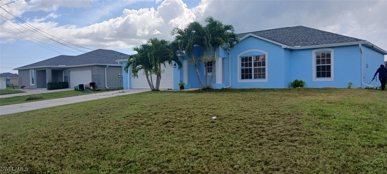 a view of a yard in front of a house