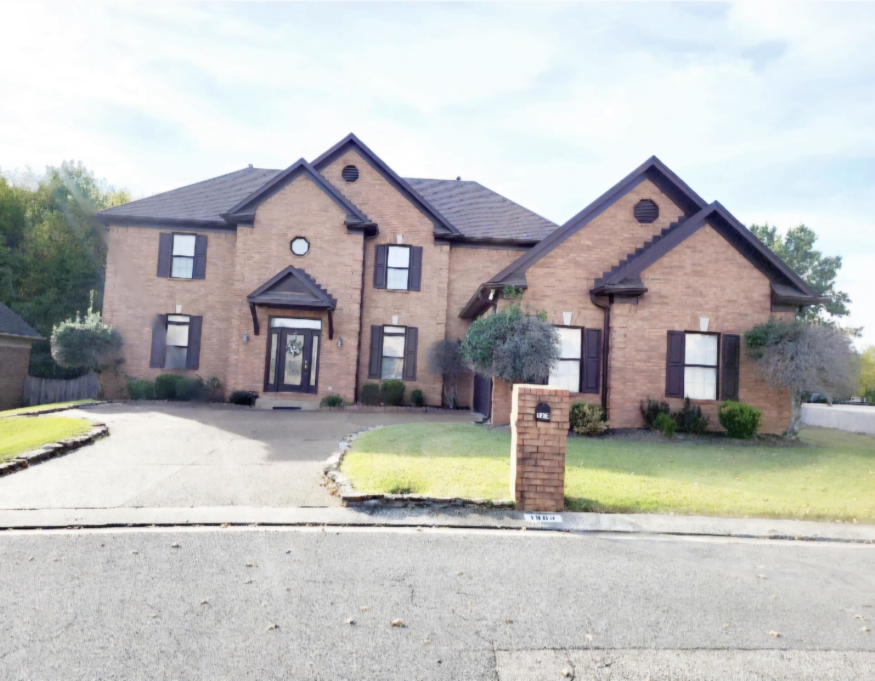 Front of property featuring a front lawn