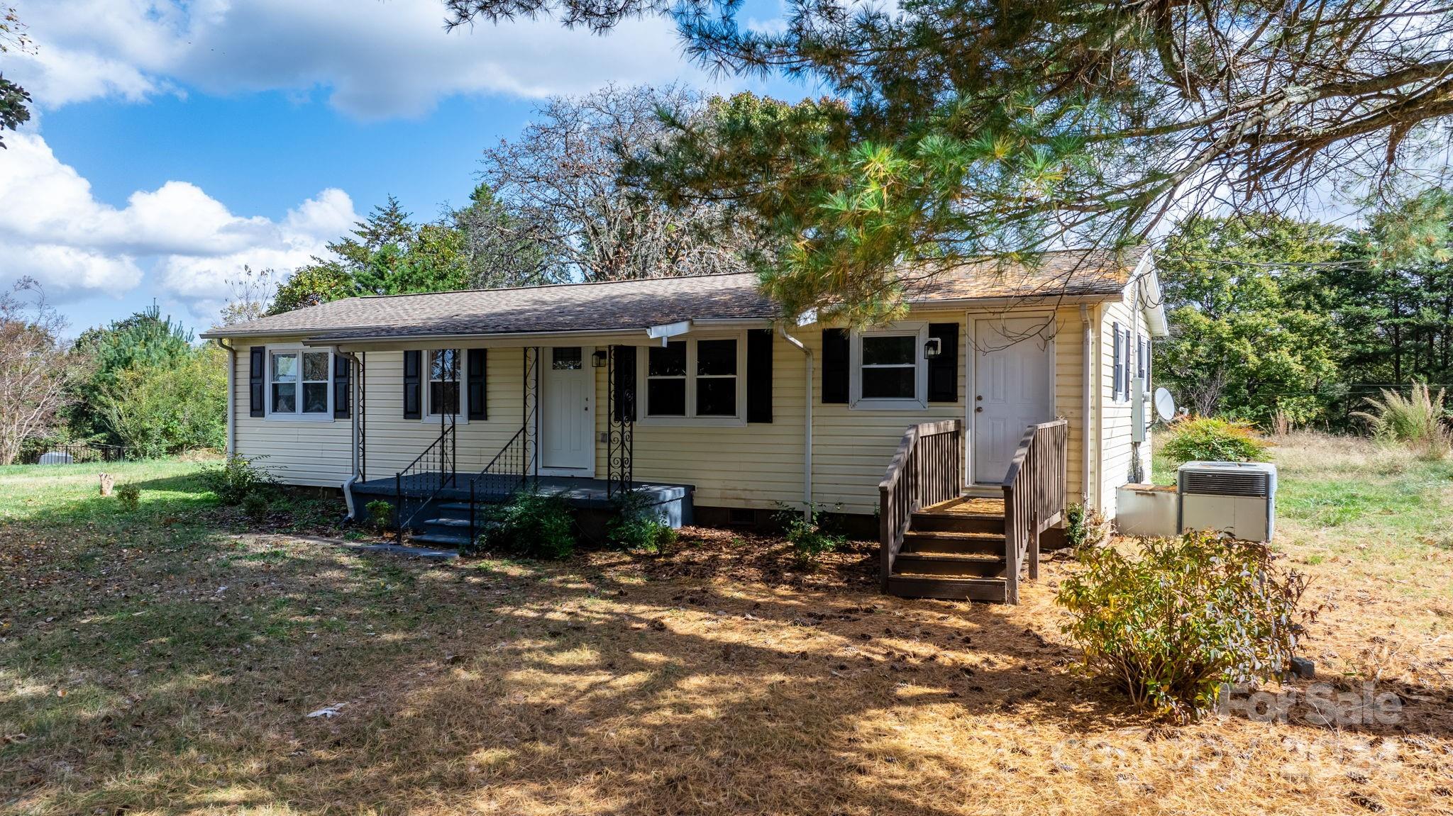 a view of a house with a yard