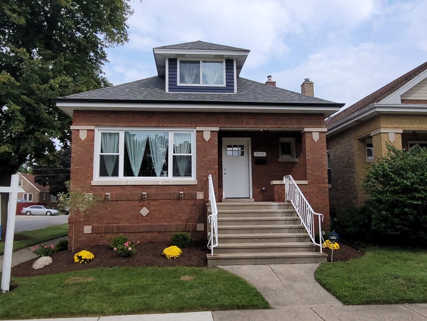 a view of a house with a yard