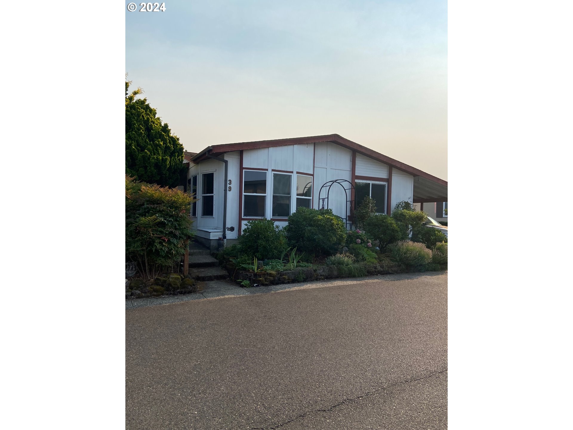 a view of a house with a yard