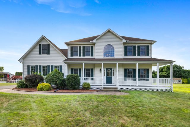 $685,000 | 18 Castlewood Drive | South Windsor