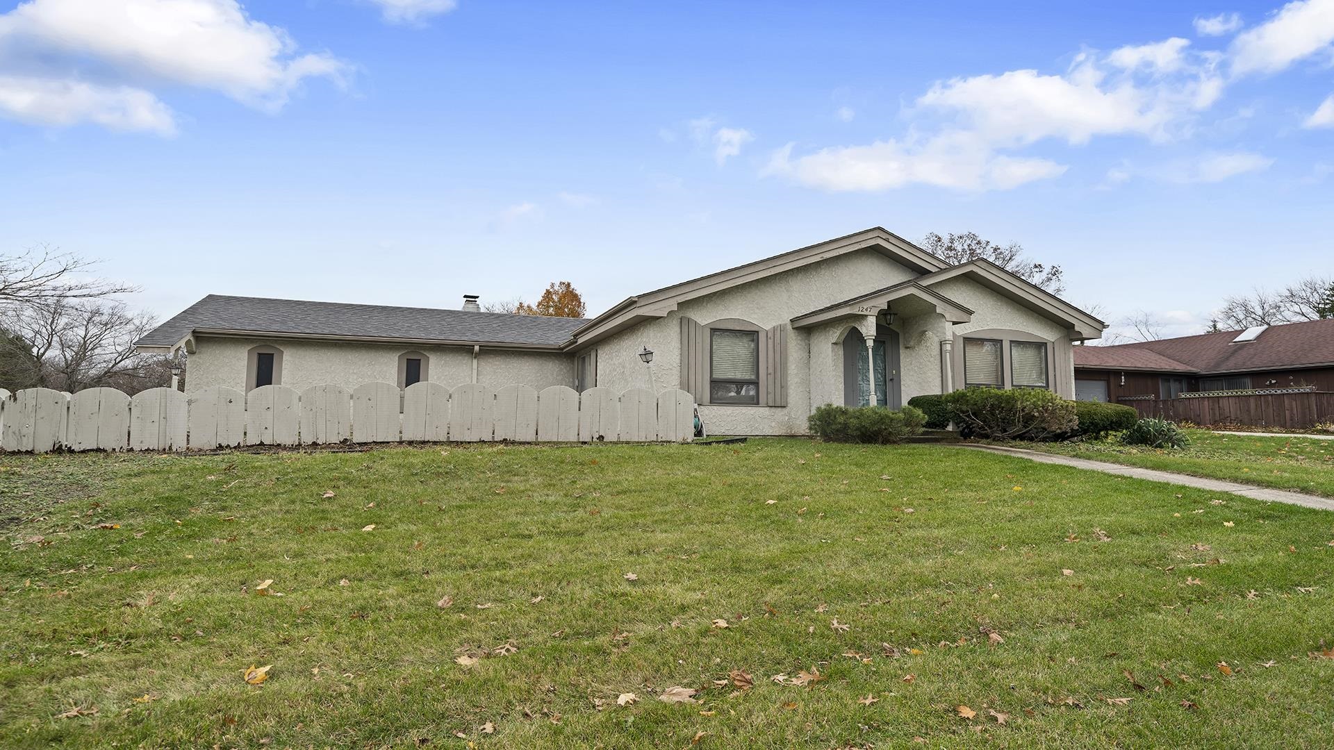 a view of a yard in front of a house with a big yard