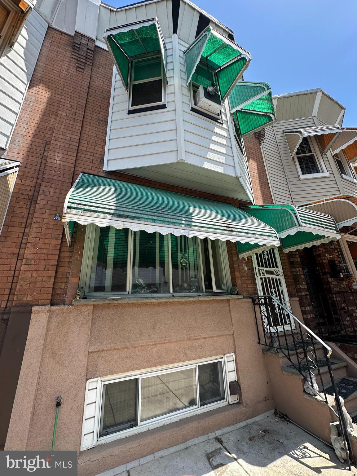 a view of a house with backyard and deck