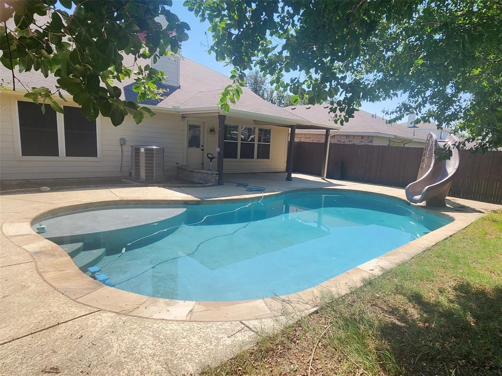 a view of a house with a backyard