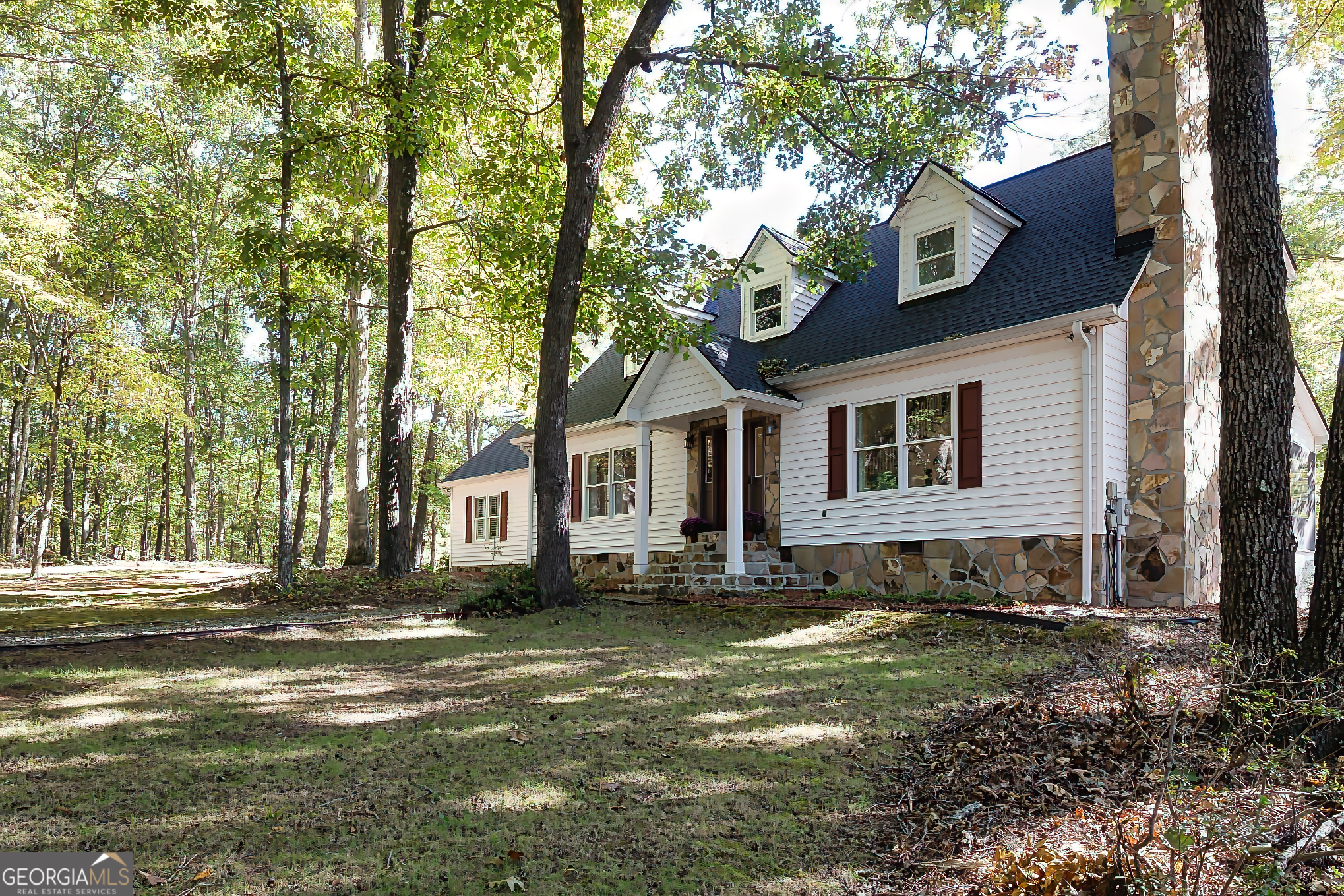 a view of a house with a yard