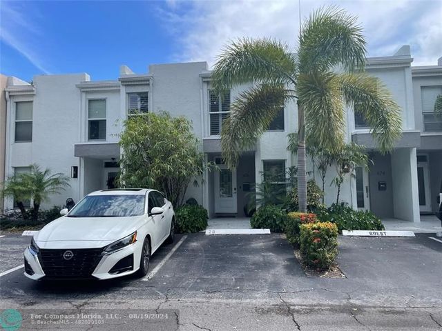 $460,000 | 676 Kensington Place, Unit 2B | Wilton Manors