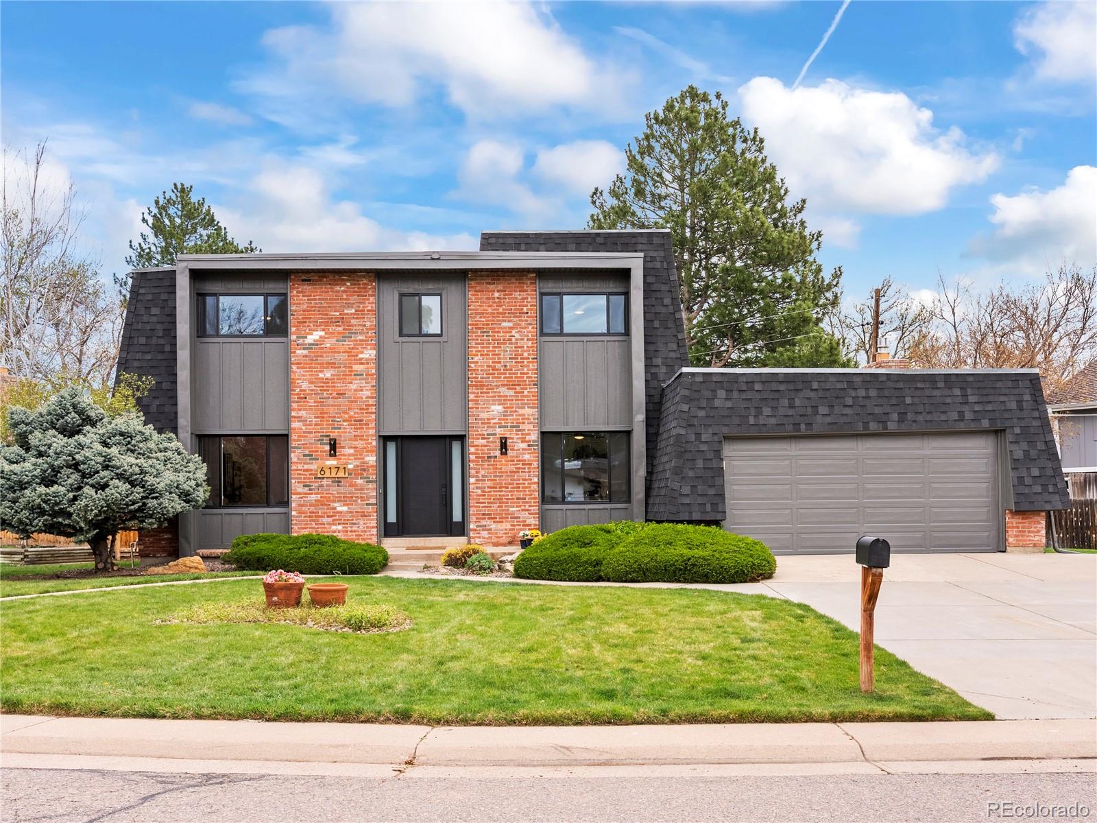 a view front of house with yard and entertaining space