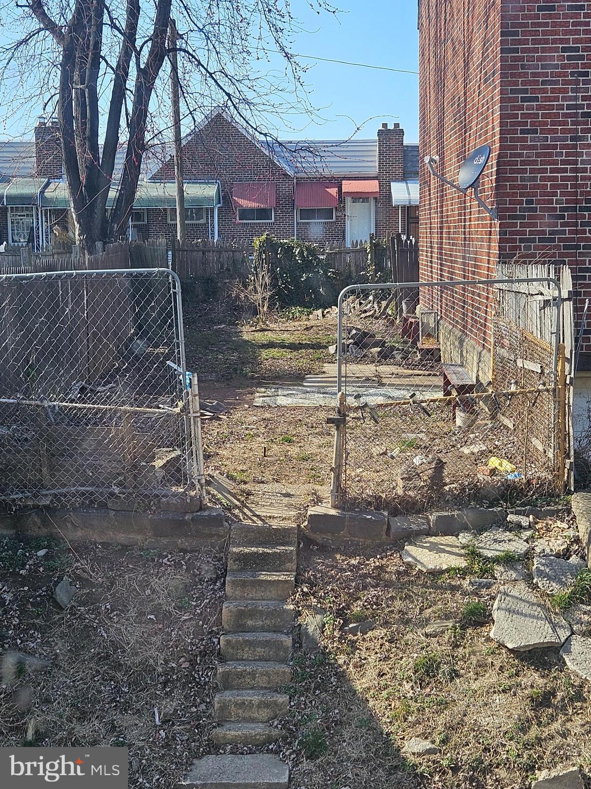 a view of a yard with a house