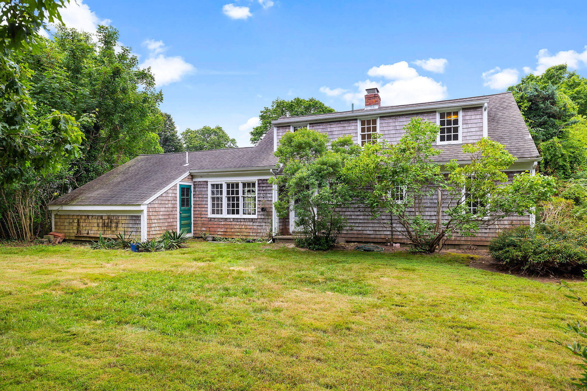 a view of a house with a yard