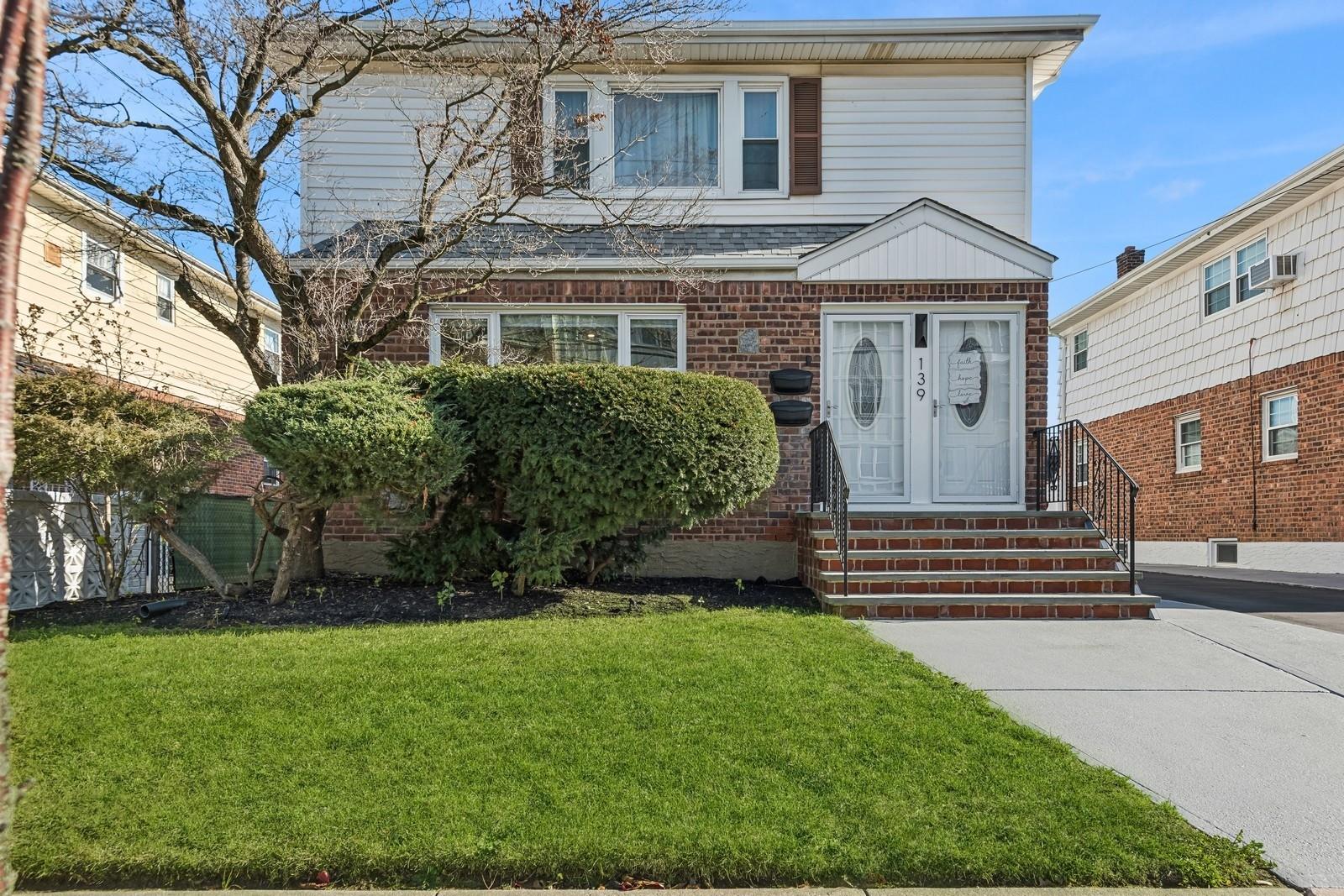 View of front property featuring a front lawn