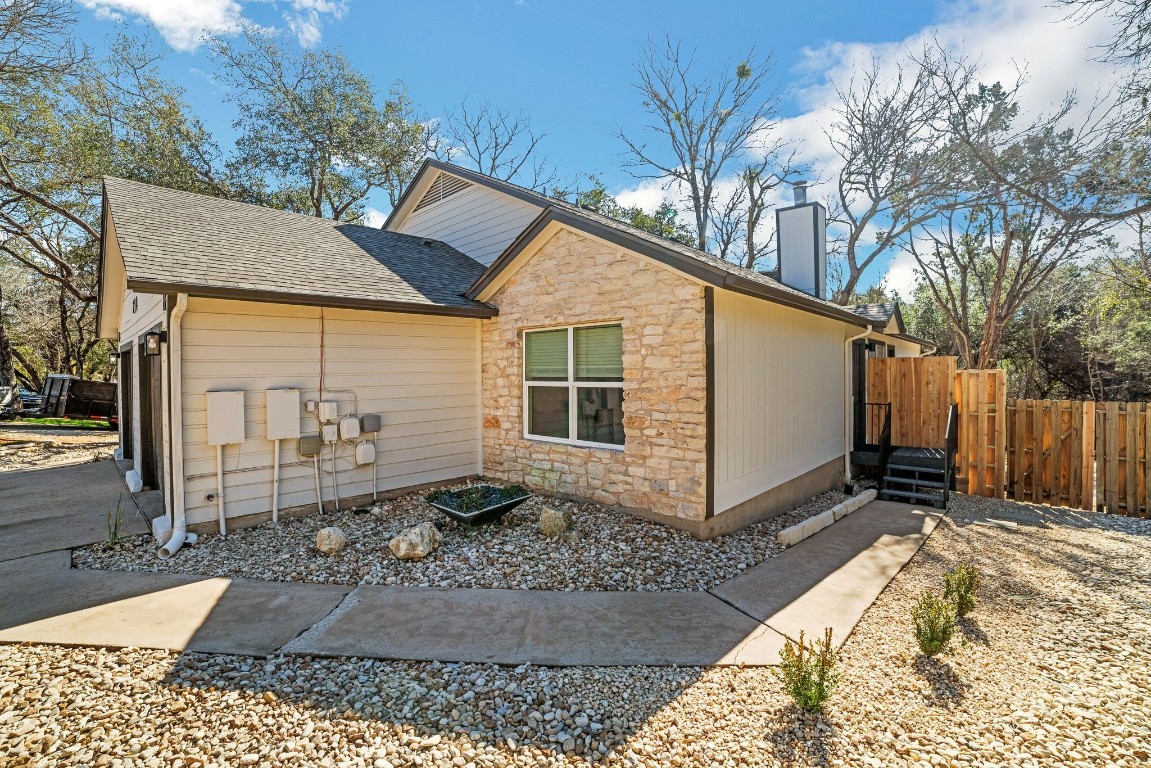 a view of a house with backyard