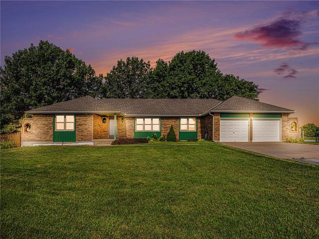 $599,999 | 916 South Prairie Lane | Raymore